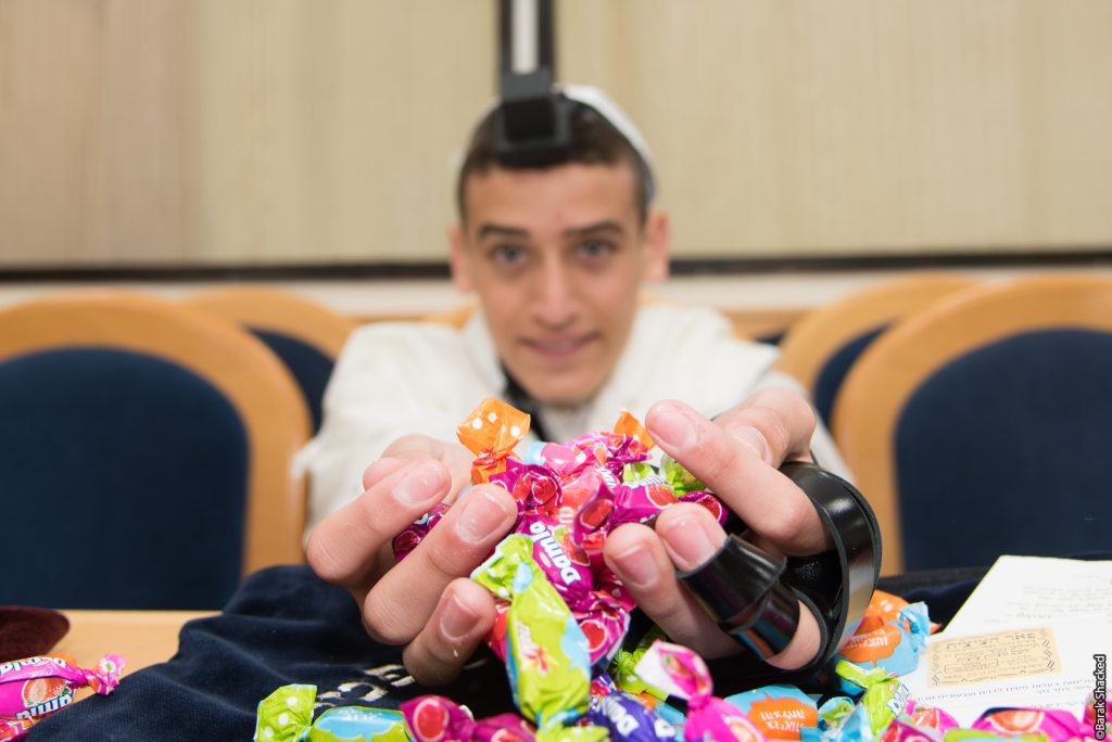 צילום בר מצווה עם סוכריות